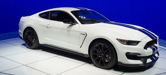 Ford на автосалоне в Лос-Анджелесе представил Shelby GT350 Mustang - новую высокоэффективную версию  шестого поколения Ford Mustang  с мощным атмосферным двигателем V8.